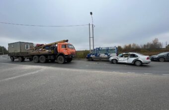 Молодой водитель пострадал в столкновении иномарки и КамАЗа под Тверью Молодой водитель пострадал в столкновении иномарки и КамАЗа под Тверью