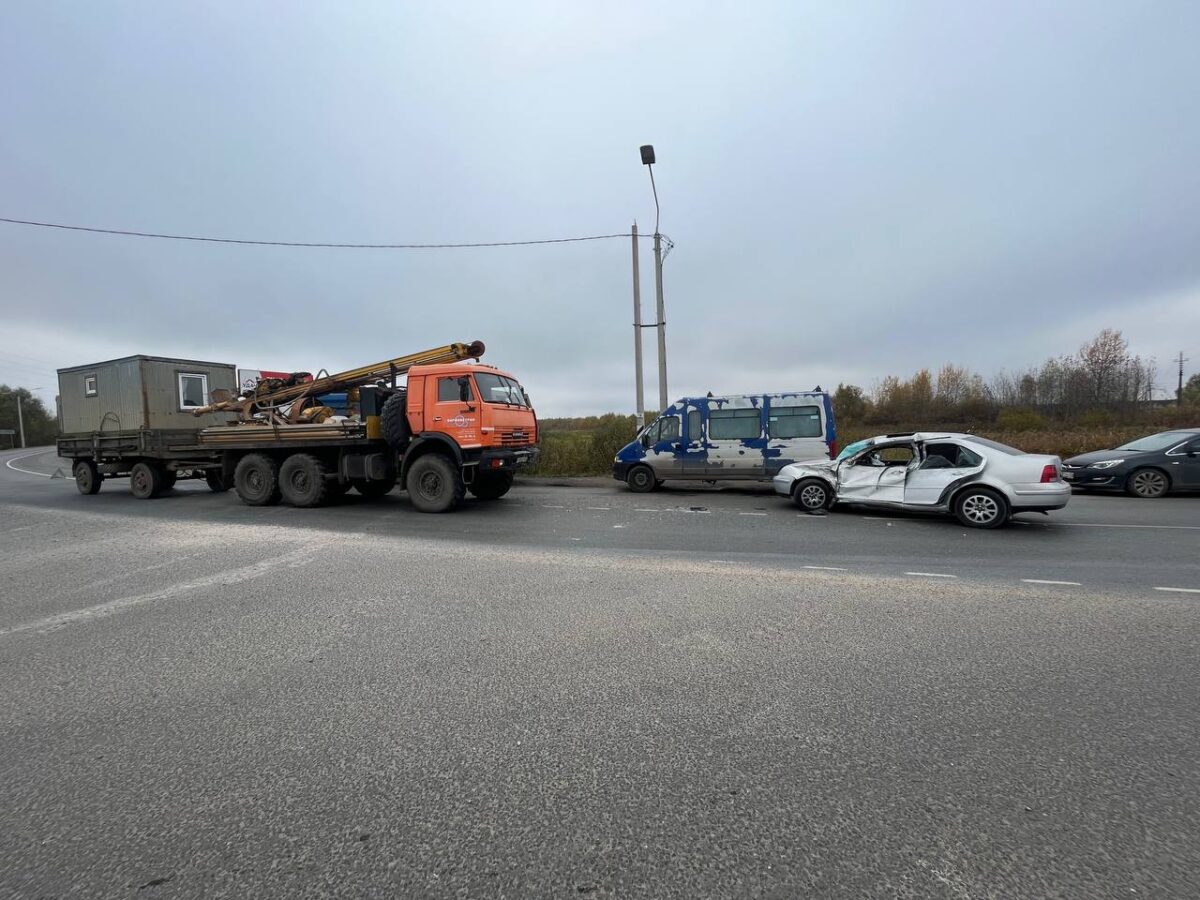 Молодой водитель пострадал в столкновении иномарки и КамАЗа под Тверью
