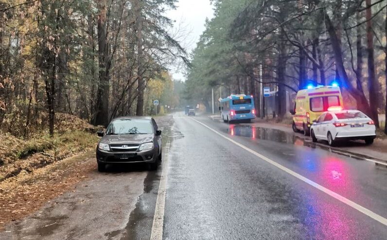 Пожилой мужчина попал под колёса "Лады" на шоссе под Тверью Пожилой мужчина попал под колёса "Лады" на шоссе под Тверью