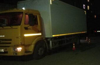 КамАЗ наехал на пожилую женщину во дворе дома в Тверской области КамАЗ наехал на пожилую женщину во дворе дома в Тверской области