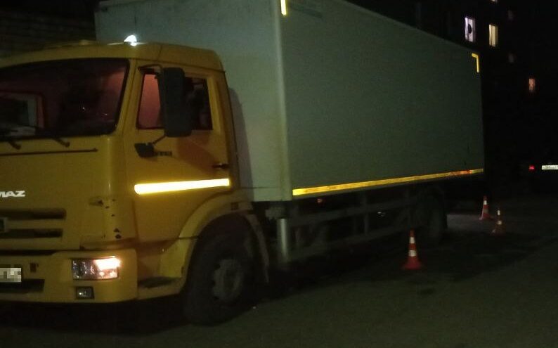 КамАЗ наехал на пожилую женщину во дворе дома в Тверской области КамАЗ наехал на пожилую женщину во дворе дома в Тверской области