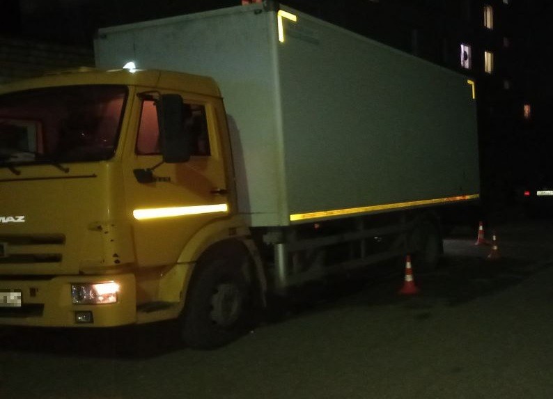 КамАЗ наехал на пожилую женщину во дворе дома в Тверской области