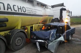 Молодой водитель ВАЗа пострадал в столкновении с бензовозом в Тверской области