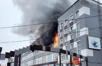 Утром в Твери ликвидировали сильный пожар в торгово-офисном здании