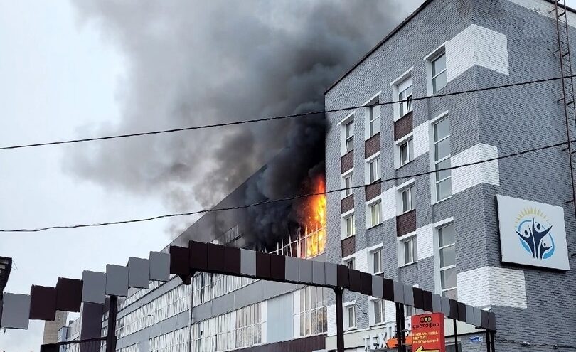 Утром в Твери ликвидировали сильный пожар в торгово-офисном здании Утром в Твери ликвидировали сильный пожар в торгово-офисном здании