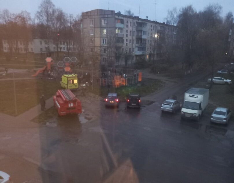 В Тверской области на ребенка упала качель