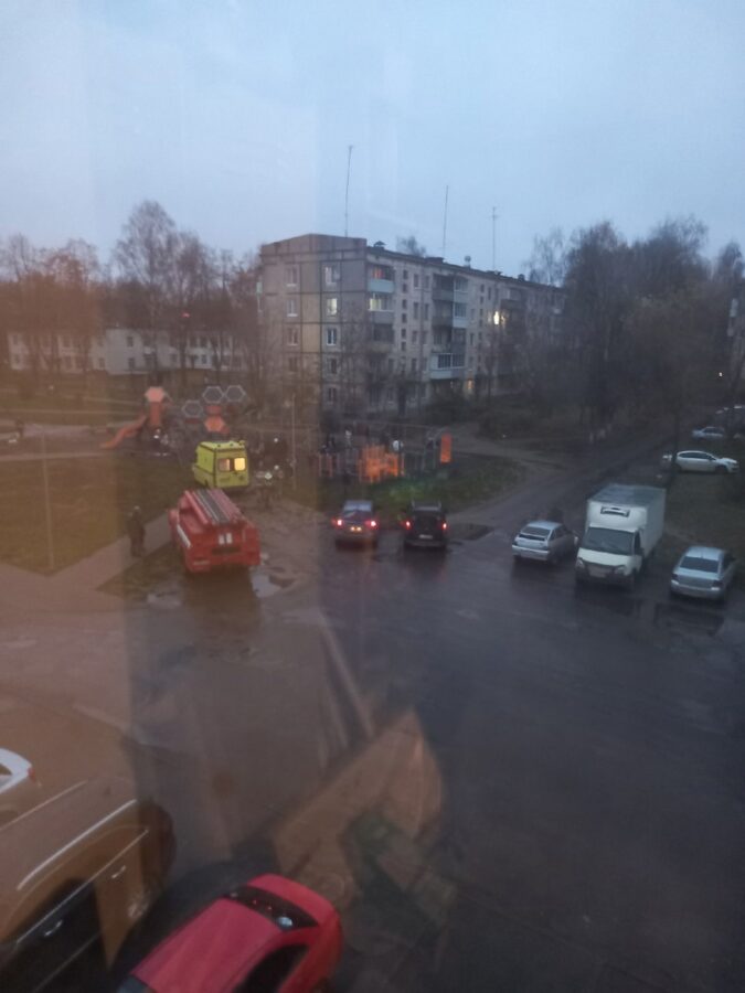 В Тверской области на ребенка упала качель