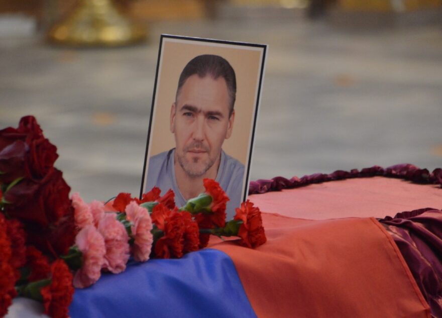 В Твери простились с Михаилом Комиссаровым, погибшим на Донбассе В Твери простились с Михаилом Комиссаровым, погибшим на Донбассе