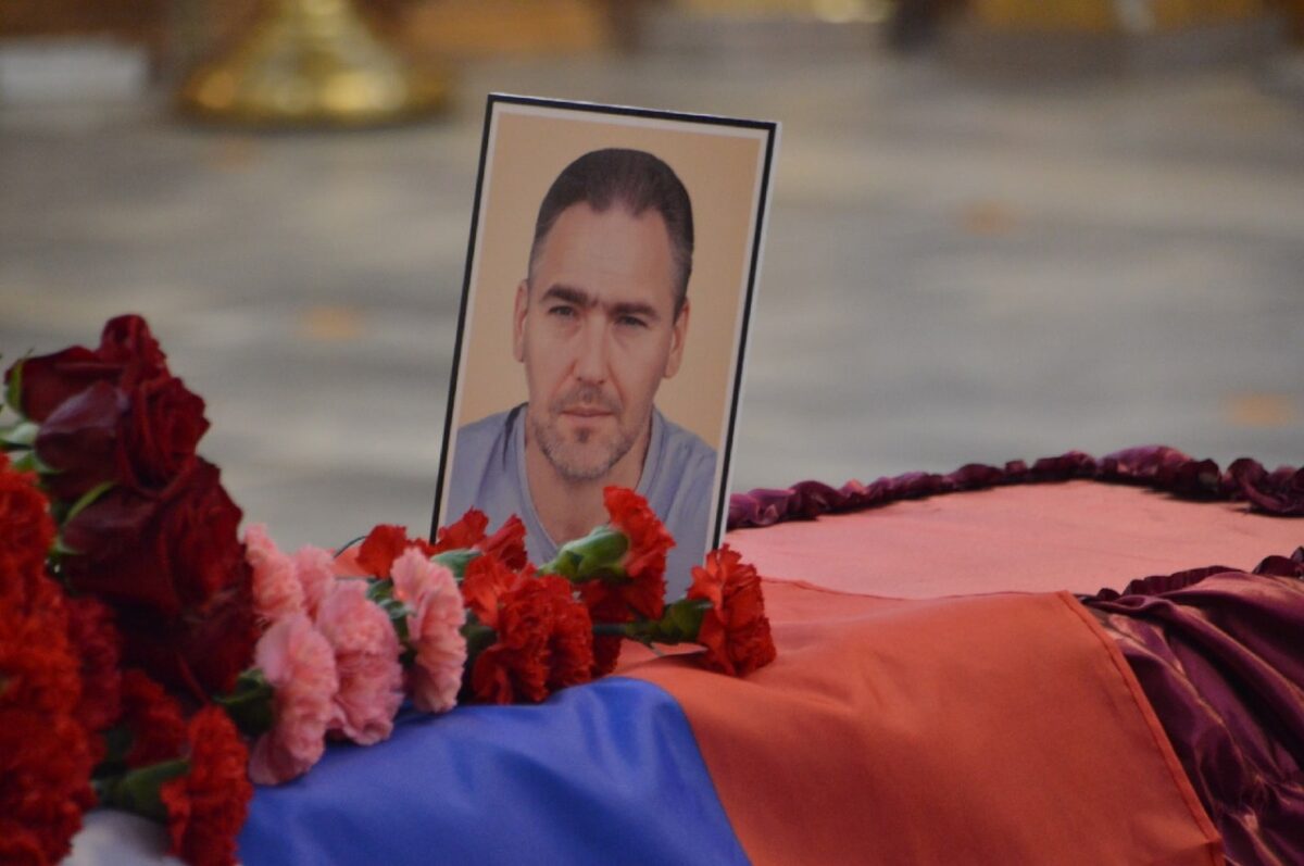 В Твери простились с Михаилом Комиссаровым, погибшим на Донбассе В Твери простились с Михаилом Комиссаровым, погибшим на Донбассе