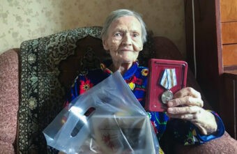 Губернатор поздравил со 100-летием труженицу тыла Анну Андреевну Кузьмину Губернатор поздравил со 100-летием труженицу тыла Анну Андреевну Кузьмину