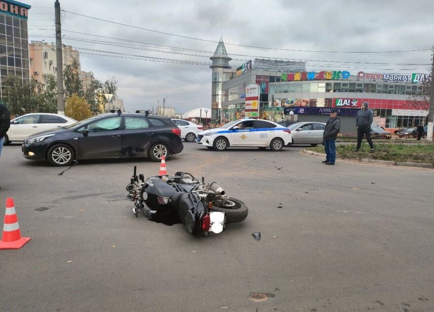 Мотоциклист в Твери пострадал из-за невнимательной барышни Мотоциклист в Твери пострадал из-за невнимательной барышни