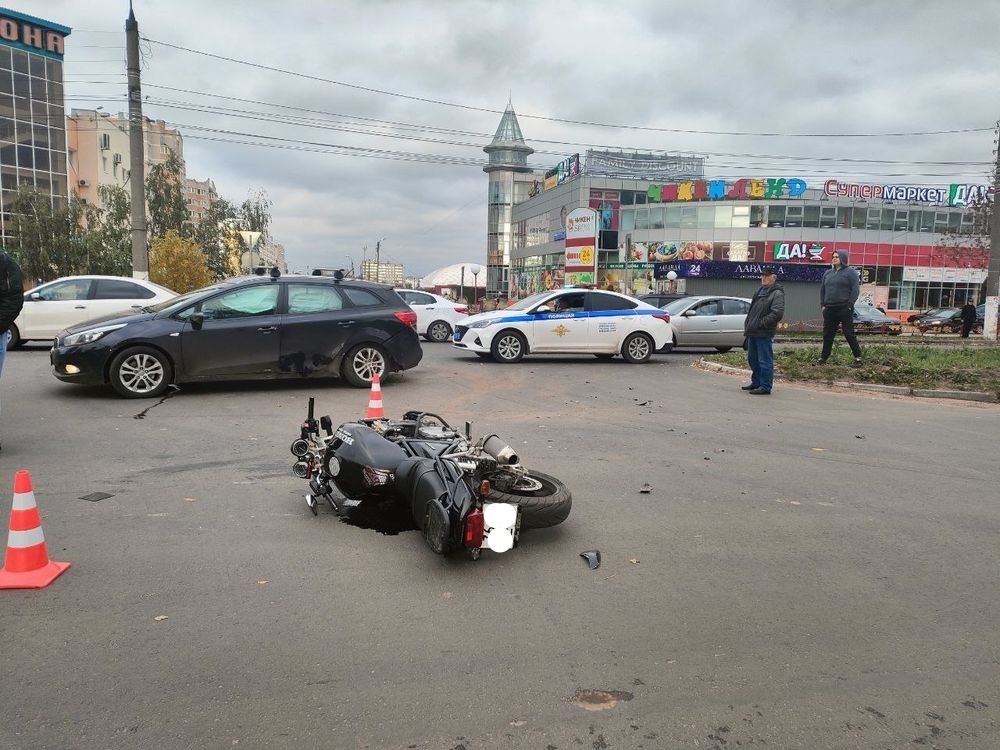 Мотоциклист в Твери пострадал из-за невнимательной барышни