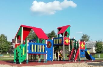 55 новых площадок установили возле детских садов в Тверской области