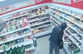 Кража 22 кусков сыра в Тверской области попала на видео Кража 22 кусков сыра в Тверской области попала на видео