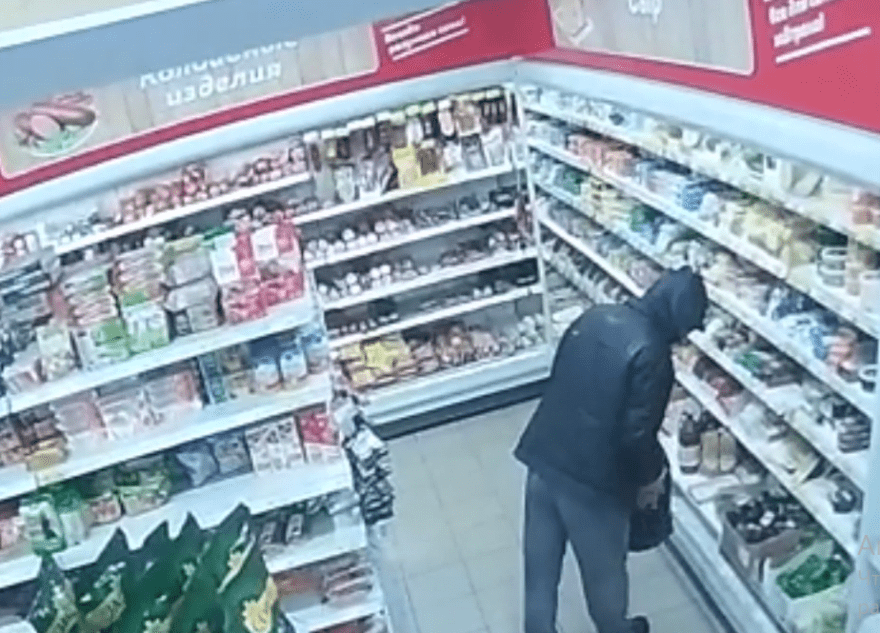 Кража 22 кусков сыра в Тверской области попала на видео