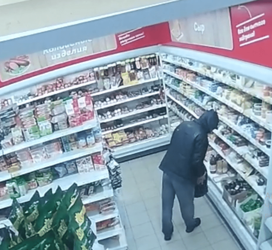 Кража 22 кусков сыра в Тверской области попала на видео