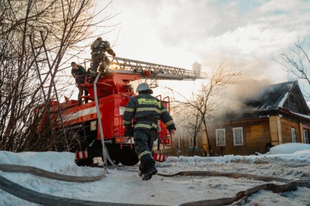 В Твери загорелся гараж с автомобилем внутри
