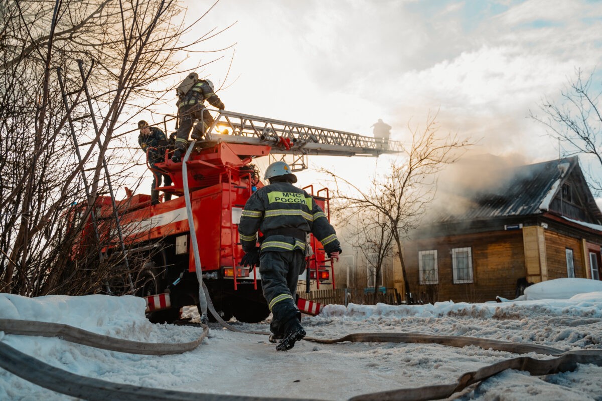 В Твери загорелся гараж с автомобилем внутри