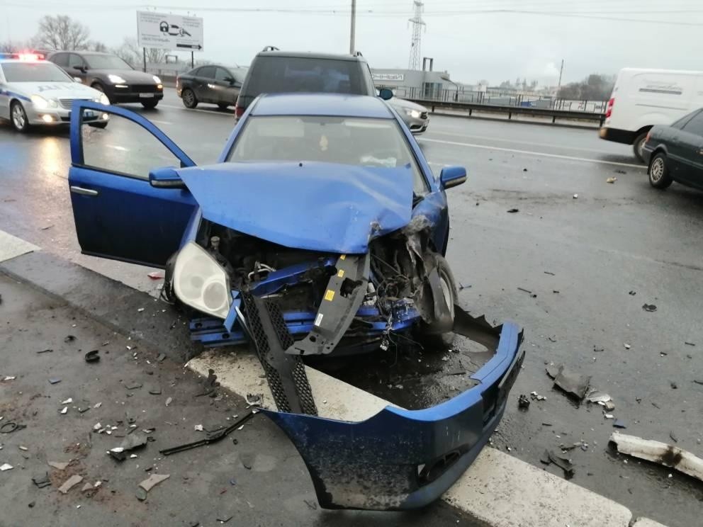 Пассажир иномарки пострадал в тройном ДТП в Твери