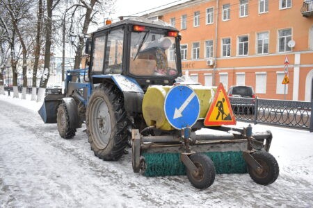 Снег с улиц Твери убирают 20 машин и 140 человек Снег с улиц Твери убирают 20 машин и 140 человек