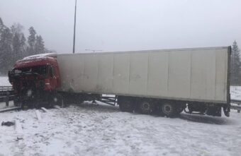 Фура протаранила "отбойник" на М-11 в Тверской области, водитель скончался
