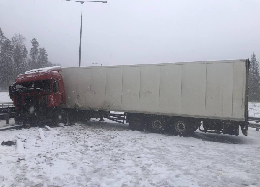 Фура протаранила "отбойник" на М-11 в Тверской области, водитель скончался Фура протаранила "отбойник" на М-11 в Тверской области, водитель скончался