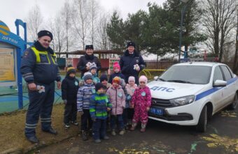 Юные помощники инспекторов поздравили сотрудников тверского ГИБДД с праздником Юные помощники инспекторов поздравили сотрудников тверского ГИБДД с праздником