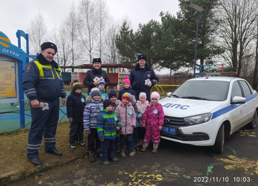 Юные помощники инспекторов поздравили сотрудников тверского ГИБДД с праздником Юные помощники инспекторов поздравили сотрудников тверского ГИБДД с праздником