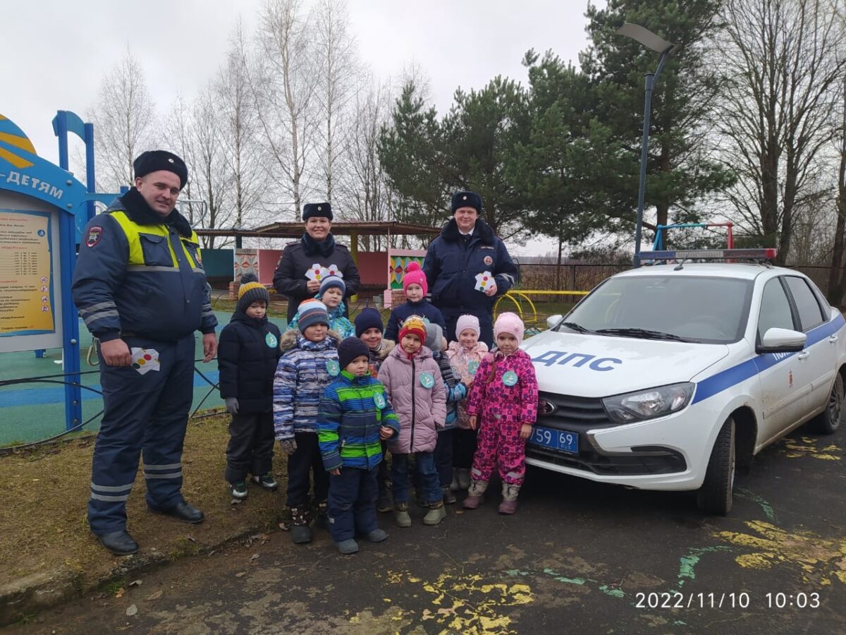 Юные помощники инспекторов поздравили сотрудников тверского ГИБДД с праздником Юные помощники инспекторов поздравили сотрудников тверского ГИБДД с праздником