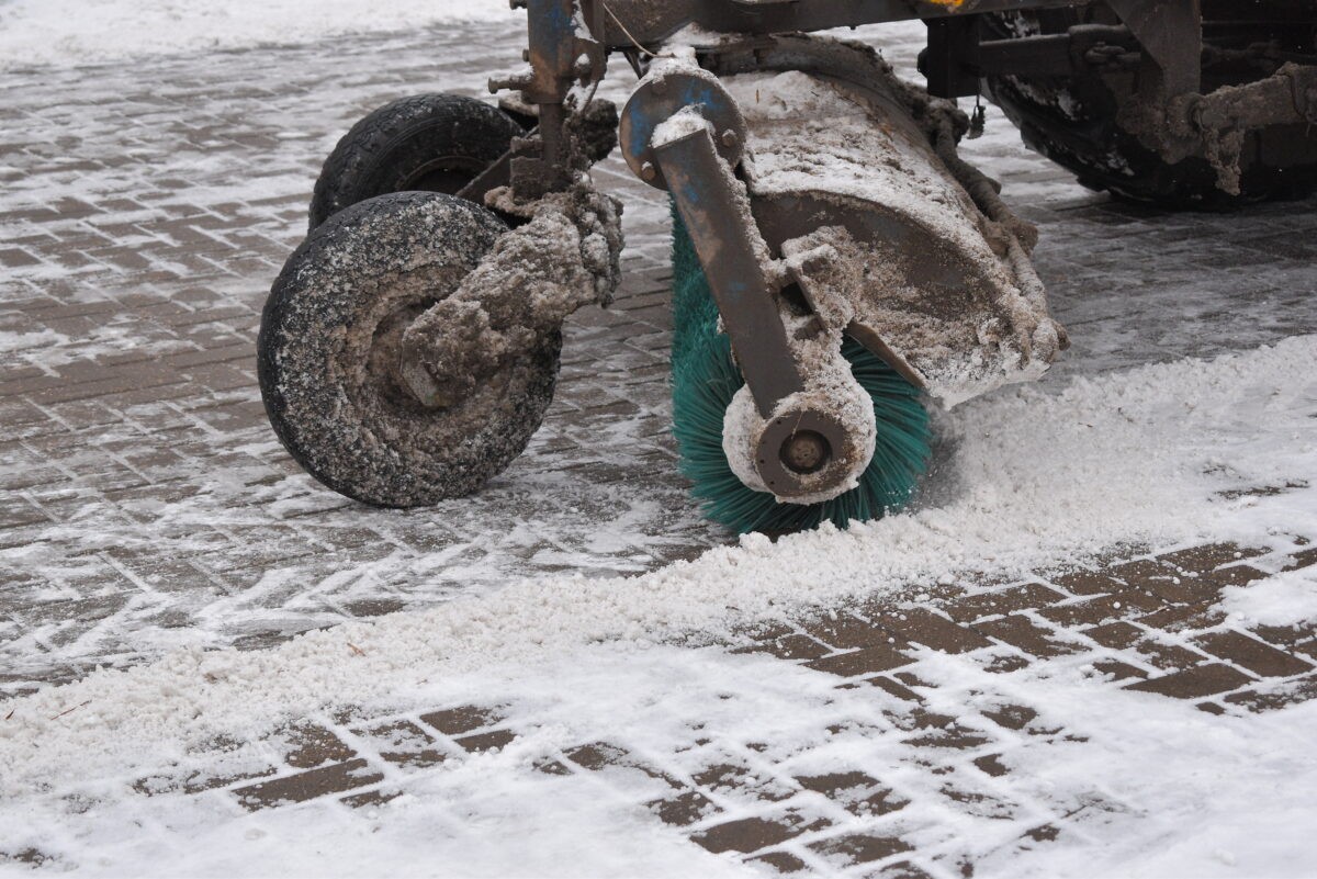 Снег с улиц Твери убирают 20 машин и 140 человек