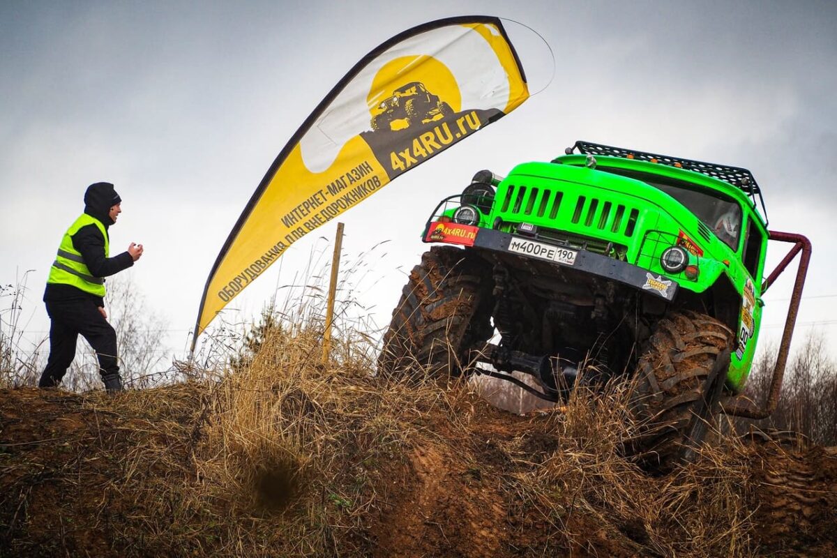 Гонки на грузовиках и внедорожниках в Твери собрали тысячи зрителей