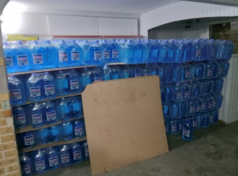 В Твери полицейские обнаружили торговую точку с сомнительной «незамерзайкой»