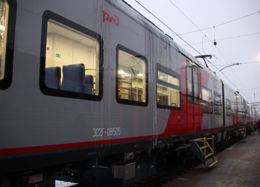 Житель Тверской области погиб под колесами скорого поезда