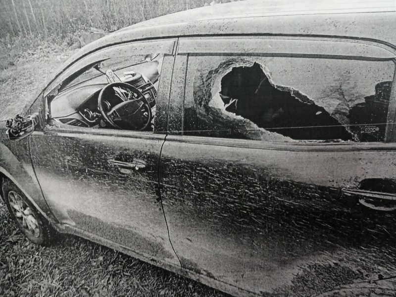 Москвич разбил совковой лопатой стекла в машине жителя Тверской области