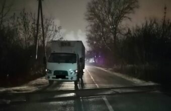 В Твери грузовик наехал на пешехода, который лежал на дороге