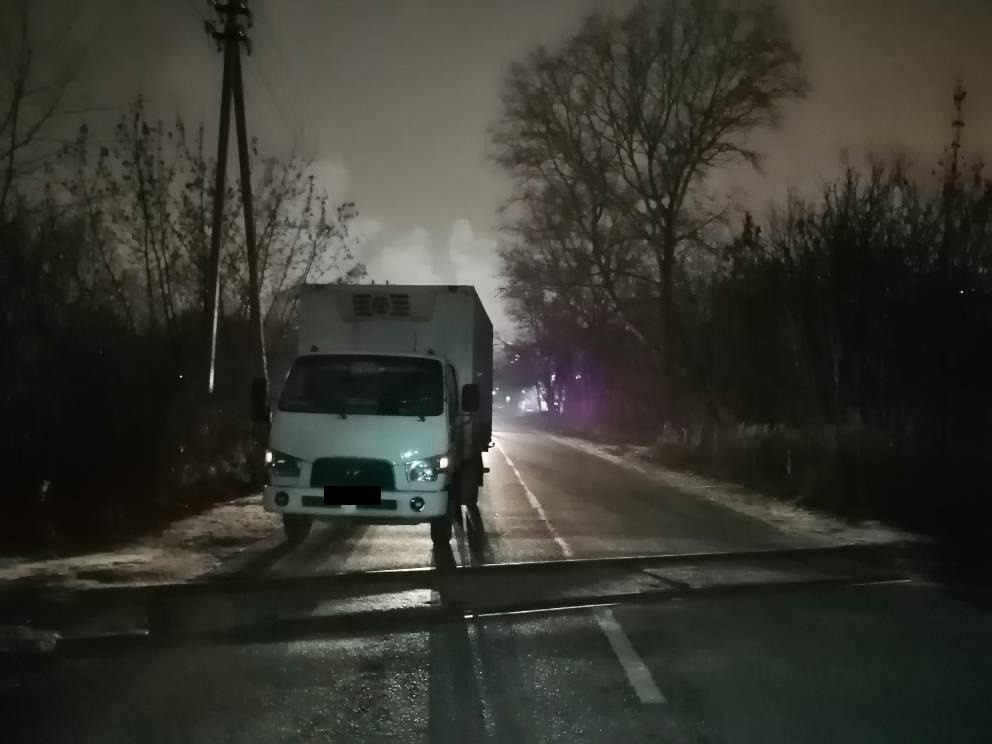 В Твери грузовик наехал на пешехода, который лежал на дороге