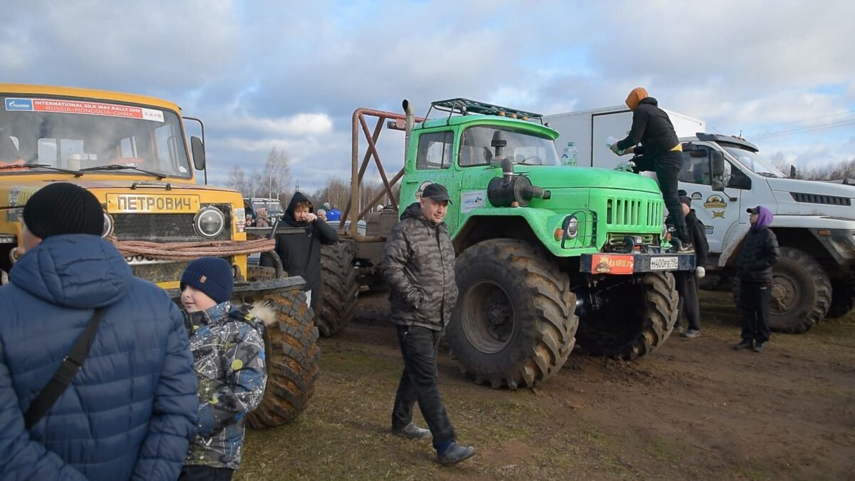 Гонки на грузовиках и внедорожниках в Твери собрали тысячи зрителей