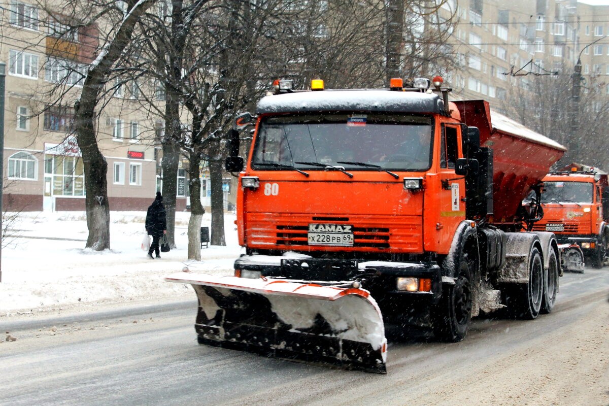 Снег с улиц Твери убирают 20 машин и 140 человек