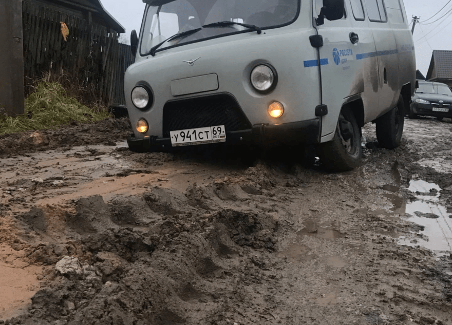 На разбитой дороге в Тверской области снова застряла машина На разбитой дороге в Тверской области снова застряла машина