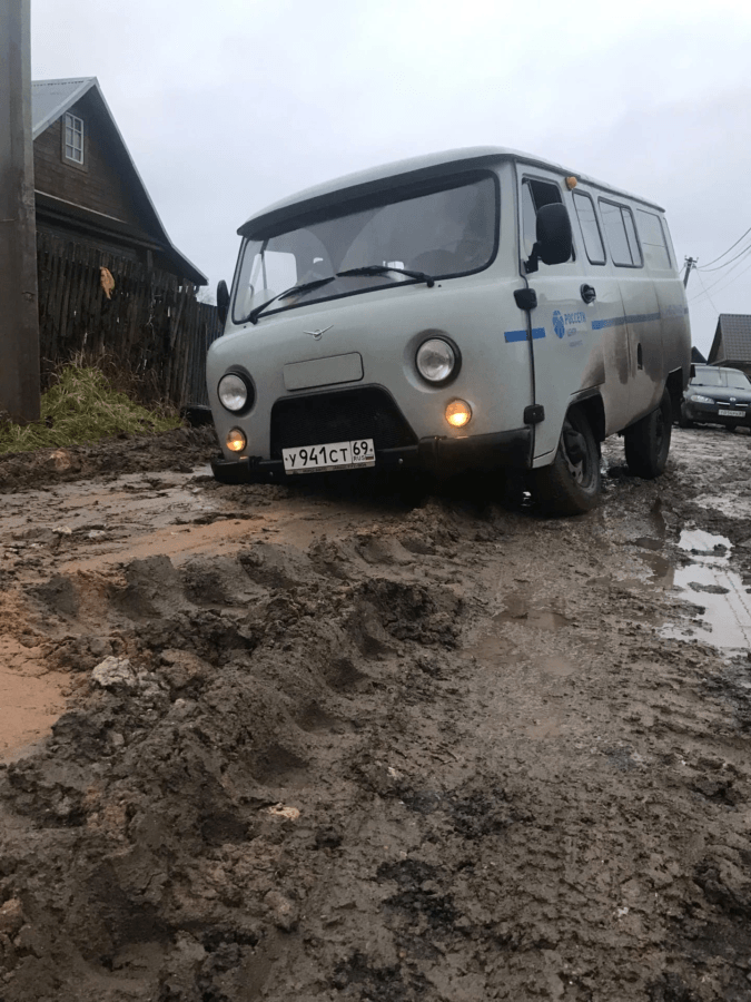 На разбитой дороге в Тверской области снова застряла машина На разбитой дороге в Тверской области снова застряла машина
