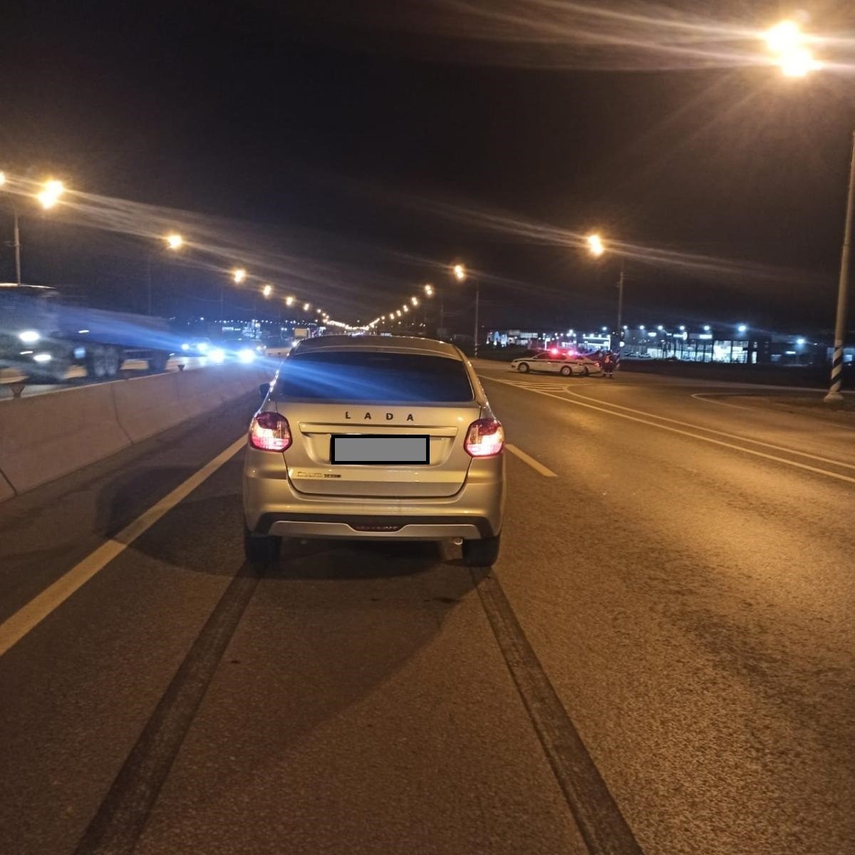 Пешеход-нарушитель попал под колёса "Лады" на трассе под Тверью Пешеход-нарушитель попал под колёса "Лады" на трассе под Тверью