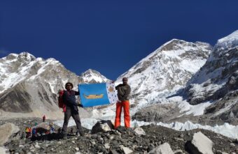 Житель Тверской области развернул флаг родного города в горах Непала Житель Тверской области развернул флаг родного города в горах Непала