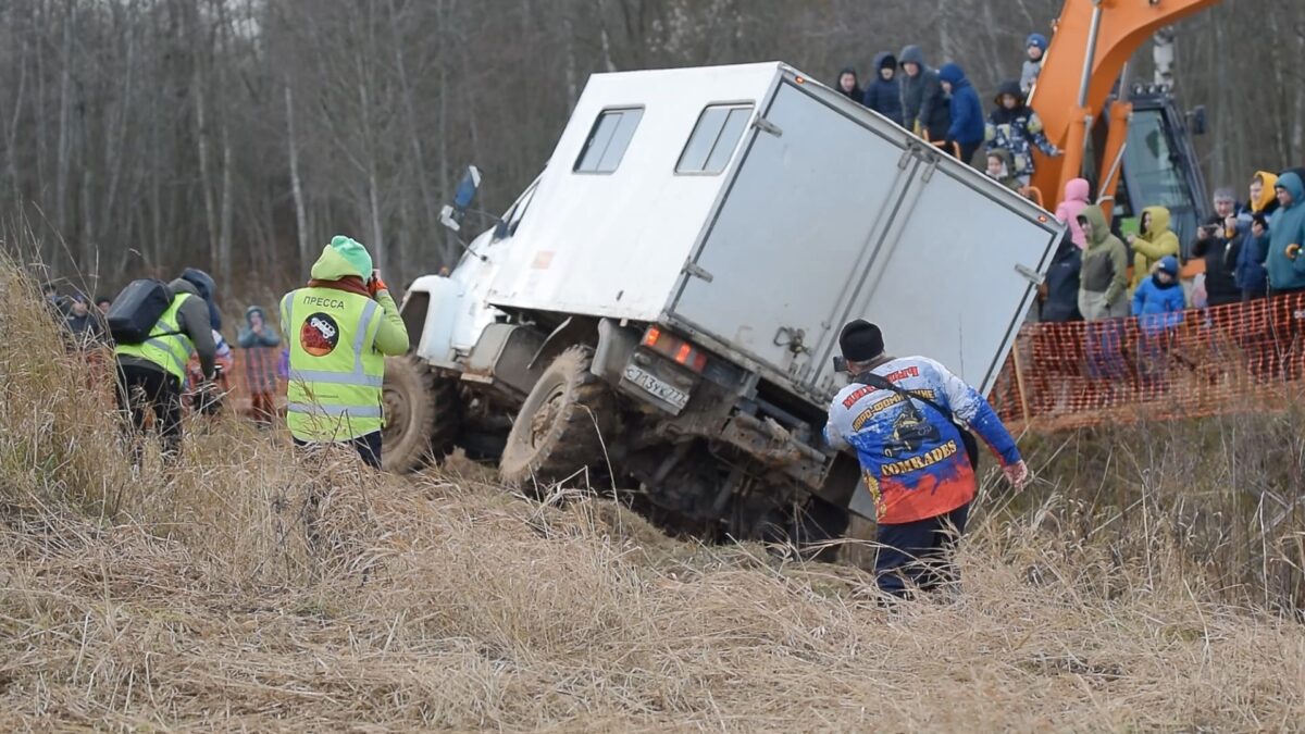 Гонки на грузовиках и внедорожниках в Твери собрали тысячи зрителей