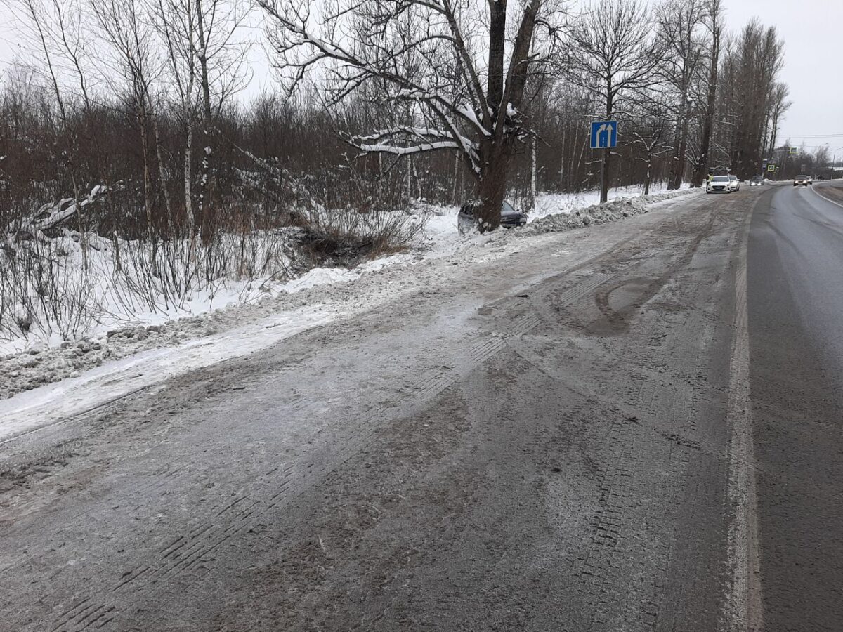 В Тверской области легковушка вылетела с трассы после столкновения
