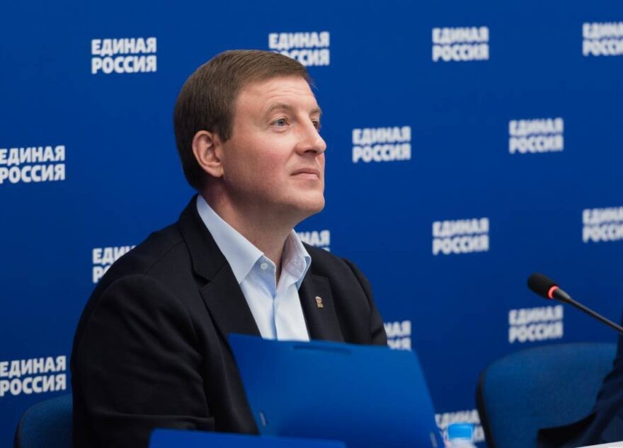 «Единая Россия» установит в ПВР для беженцев с Донбасса новогодние елки и поздравит военнослужащих на передовой