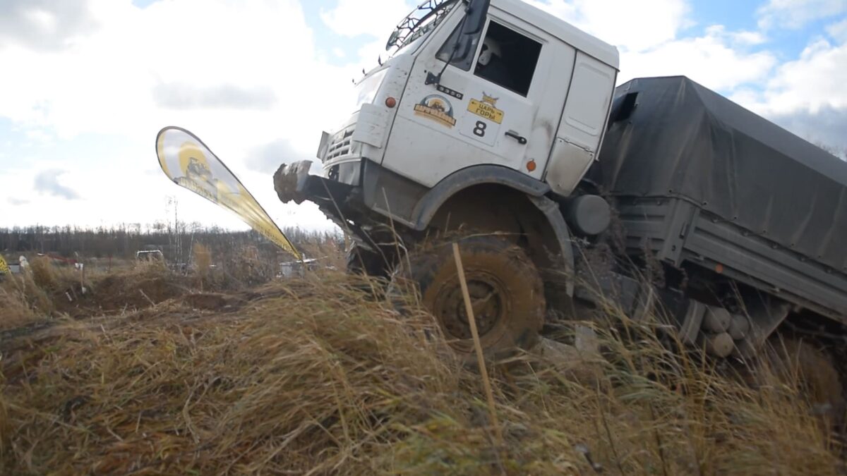 Гонки на грузовиках и внедорожниках в Твери собрали тысячи зрителей