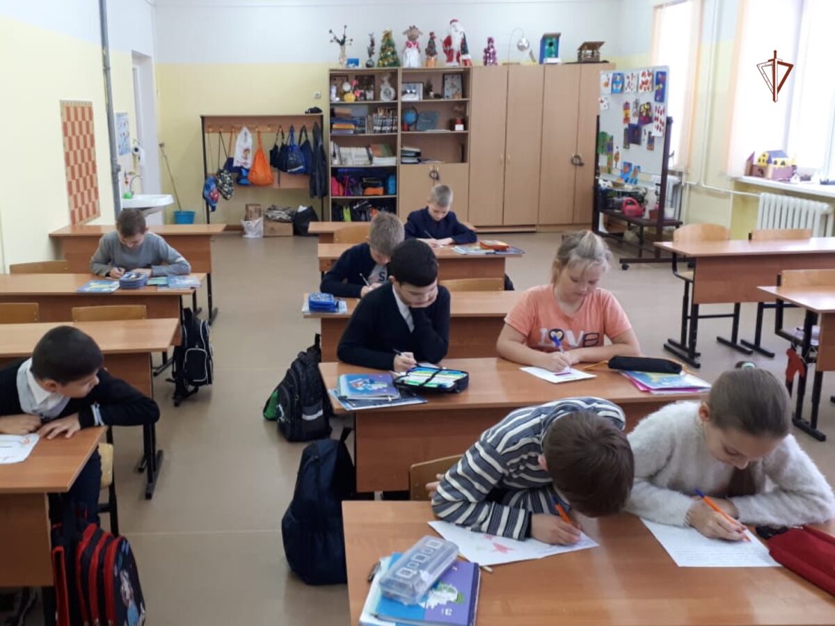 Школьники из Тверской области отправили письма и посылки участникам спецоперации