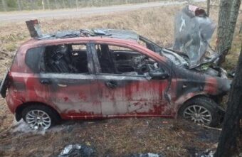 В Тверской области "Шевроле" врезалось в дерево и загорелось В Тверской области "Шевроле" врезалось в дерево и загорелось