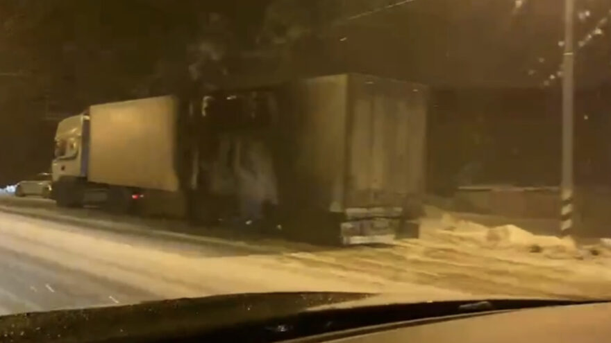 Под Тверью загорелся прицеп фуры