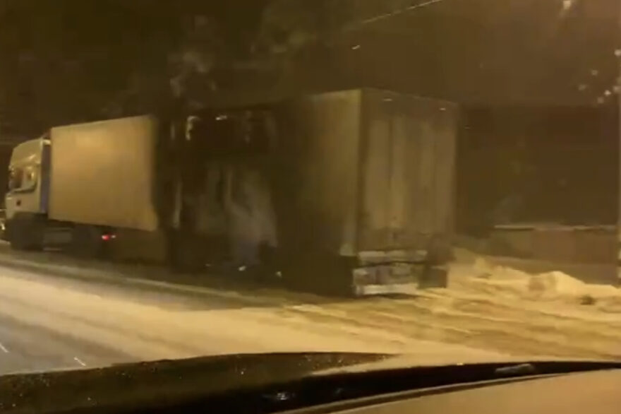 Под Тверью загорелся прицеп фуры Под Тверью загорелся прицеп фуры